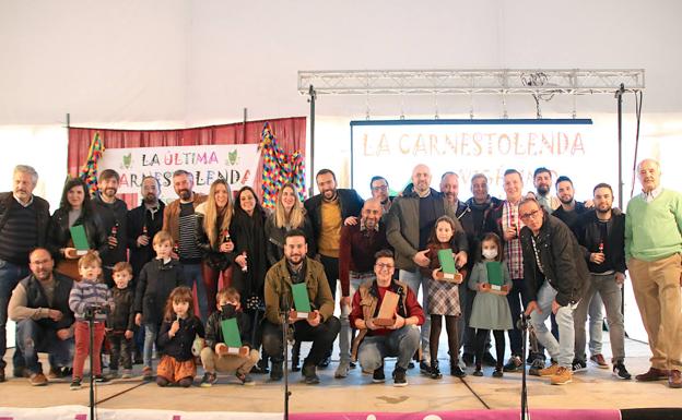Imagen principal - Foto de familia de los reconocimientos y dos agrupaciones de las que actuaron.