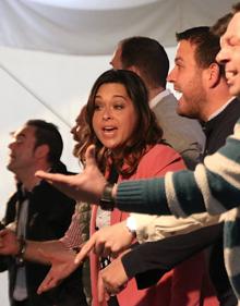 Imagen secundaria 2 - Foto de familia de los reconocimientos y dos agrupaciones de las que actuaron.