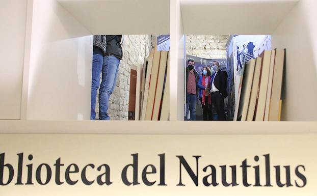 Sus promotores y patrocinadores, entre libros.