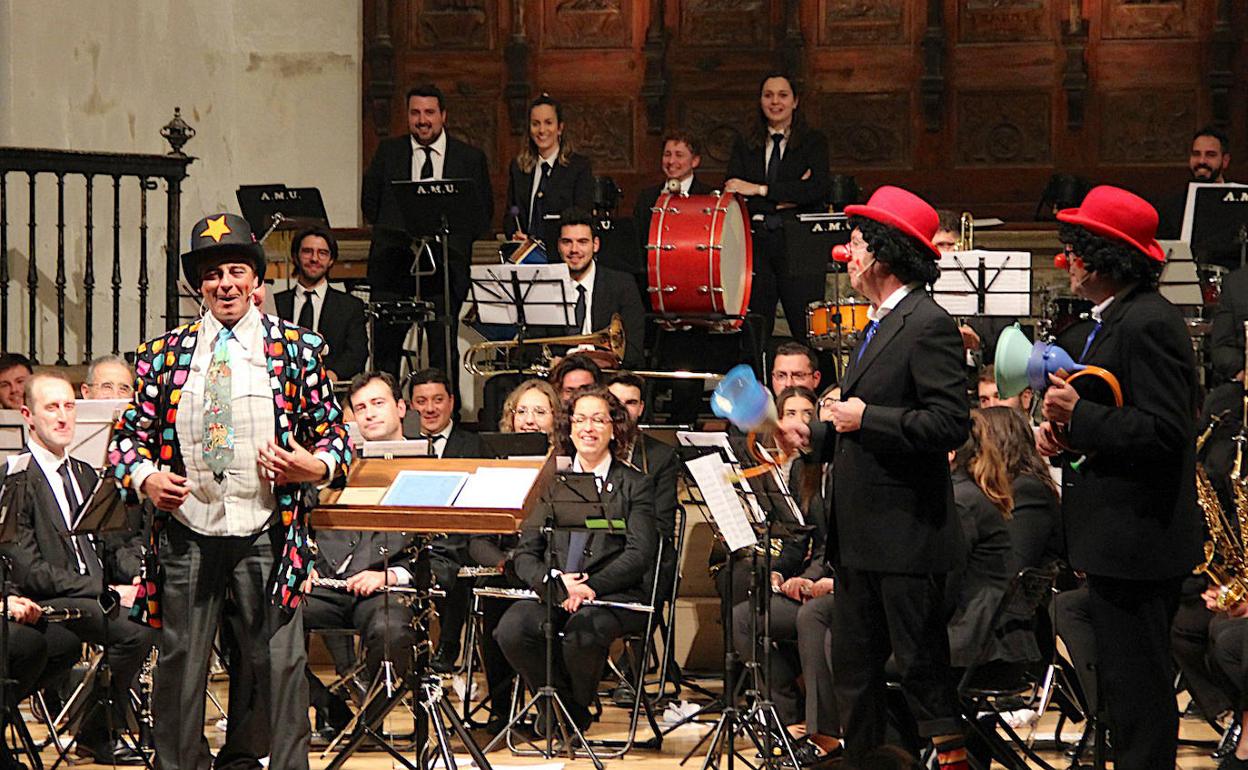 Música y humor en el 'des-concierto' de la Agrupación Musical Ubetense y Los Salpiñoni