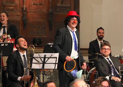 Imagen secundaria 1 - Música y humor se dieron la mano durante el 'des-concierto'.