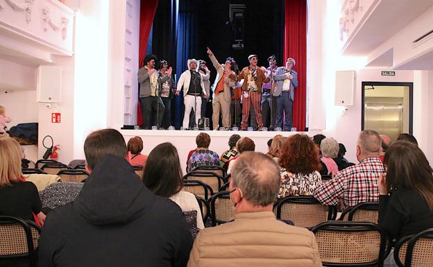 Imagen principal - Festival de Manos Unidas y dos momentos de la fiesta en Primero de Mayo.