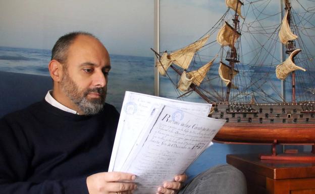 El ubetense consultando copias de antiguos documentos.