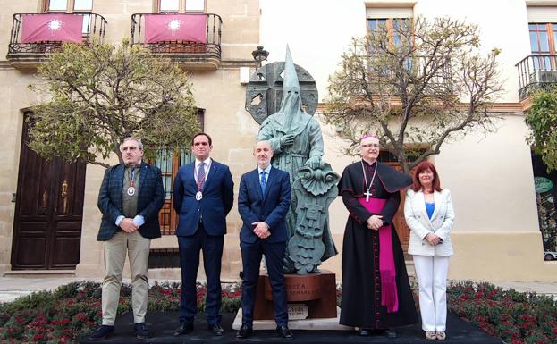 Foto de familia ante la obra.
