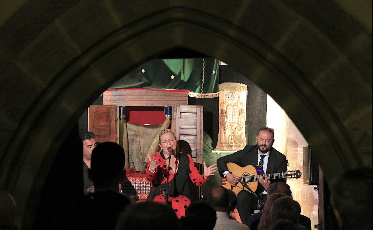 Remedios Reyes y Julio Romero en la Sinagoga del Agua.