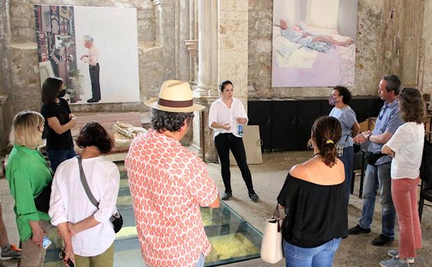 Imagen principal - La autora durante una visita a la muestra.