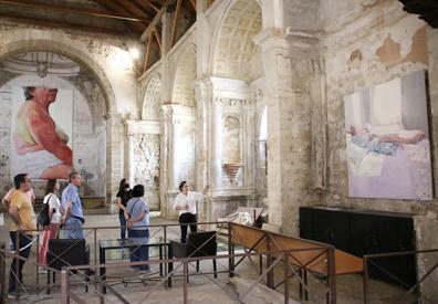 Imagen secundaria 1 - La autora durante una visita a la muestra.