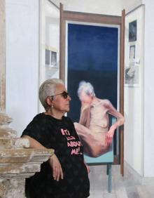 Imagen secundaria 2 - La autora durante una visita a la muestra.