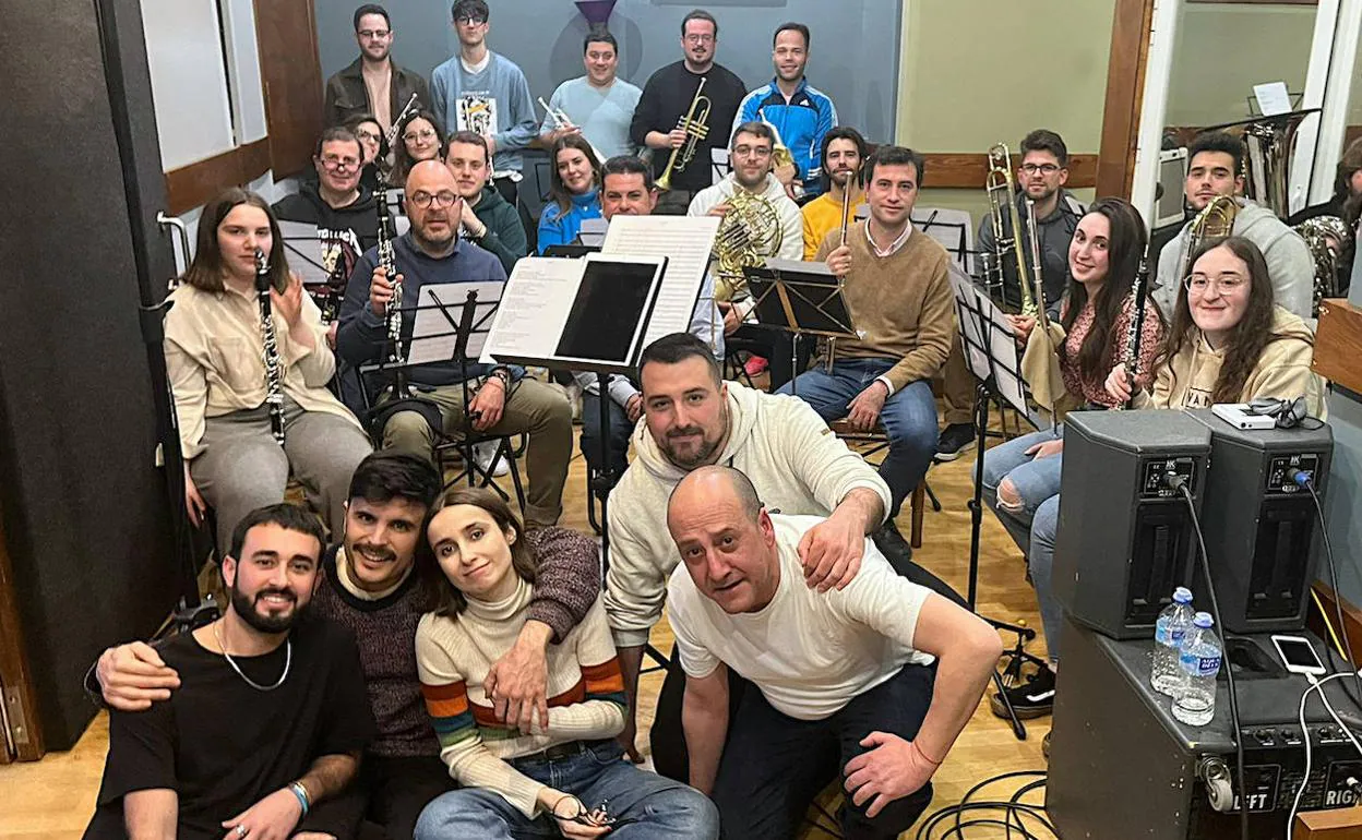 Víctor Martínez, Rodrigo Cuevas, Zahara, Cristóbal López y Rafael Martínez, delante, durante la grabación en febrero con la Agrupación Musical Ubetense.