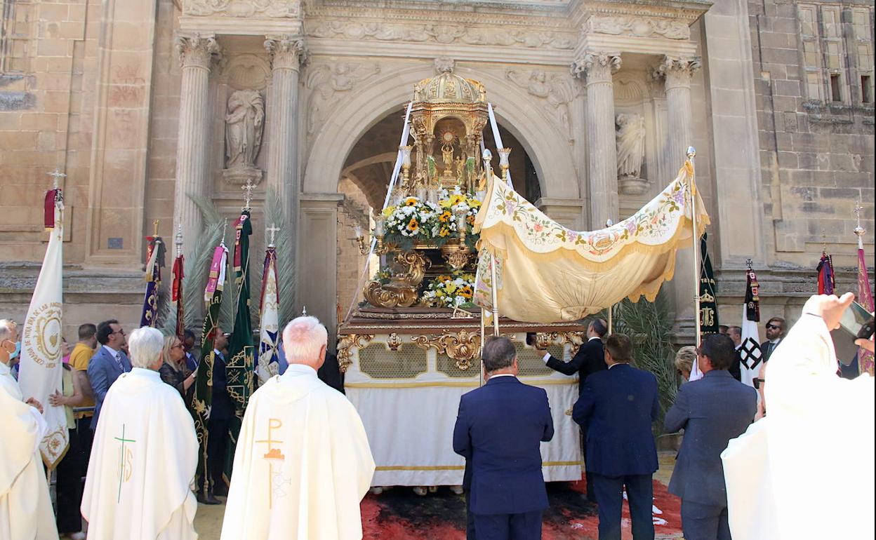 Calles engalanadas durante la procesión del Corpus Christi