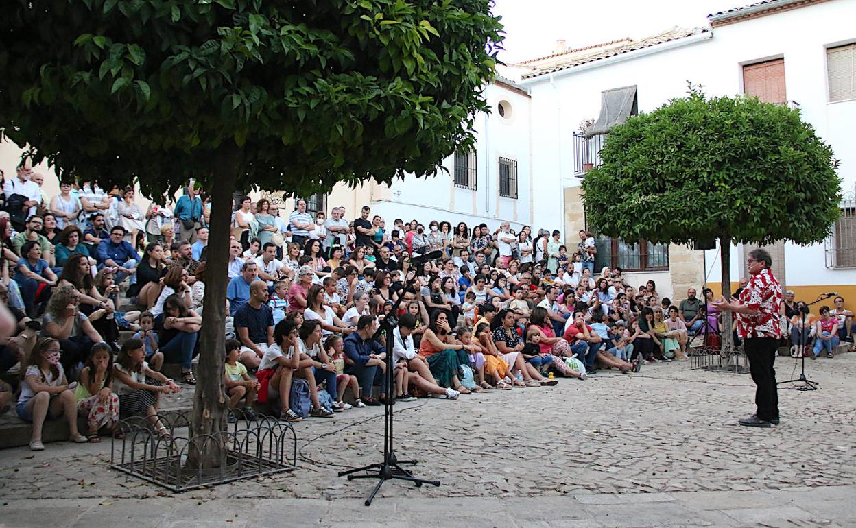 Varios cientos de personas disfrutaron de los cuentos que sonaron de plaza en plaza