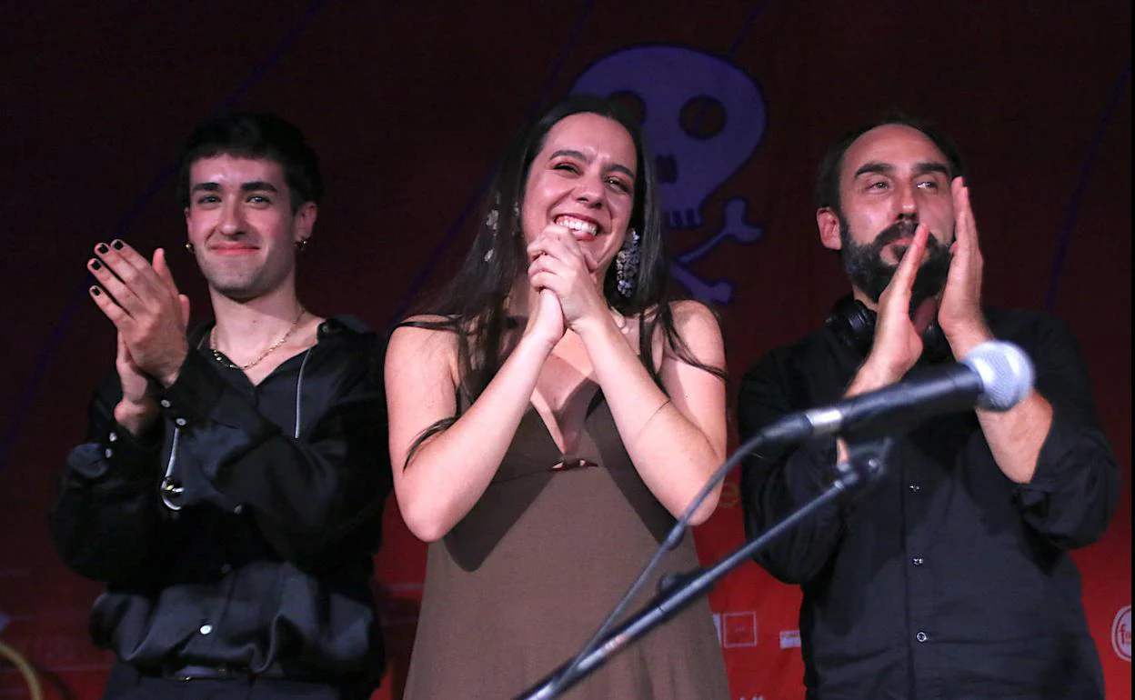 Valeria Castro, saludando tras su concierto.