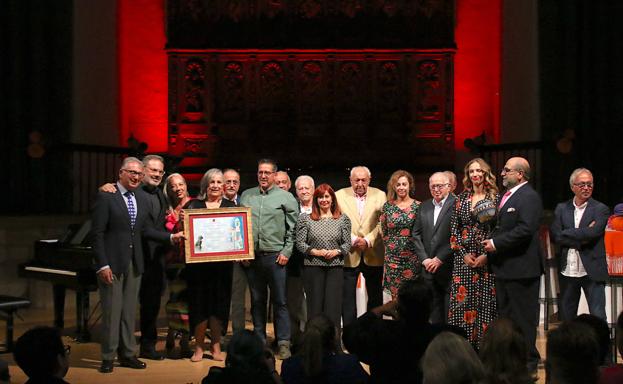 Imagen principal - Varios momentos del pregón celebrado anoche.