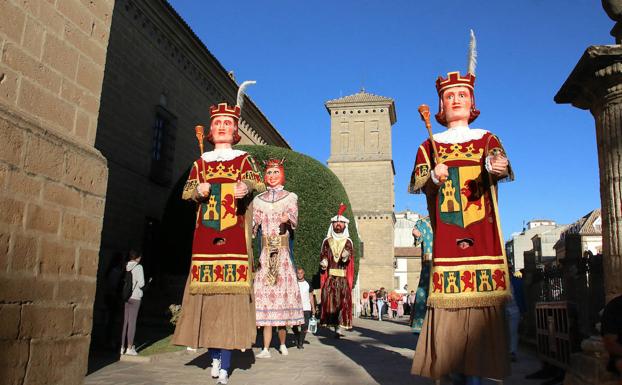 Imagen principal - Imágenes de la cabalgata.