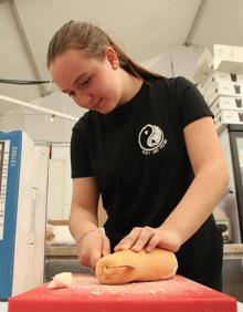 Imagen secundaria 2 - 'Autos locos', actuación de Ortigosa y preparación de un bocata en una caseta.