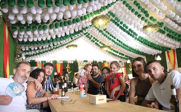 Imagen principal - Ambiente en el ferial el último día.