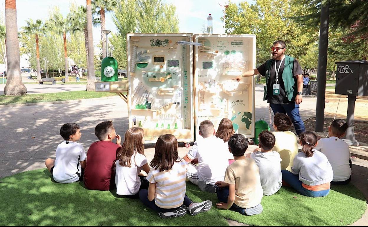 La campaña 'Tú eres la pieza clave' sobre reciclado de vidrio pasó por el Parque Norte