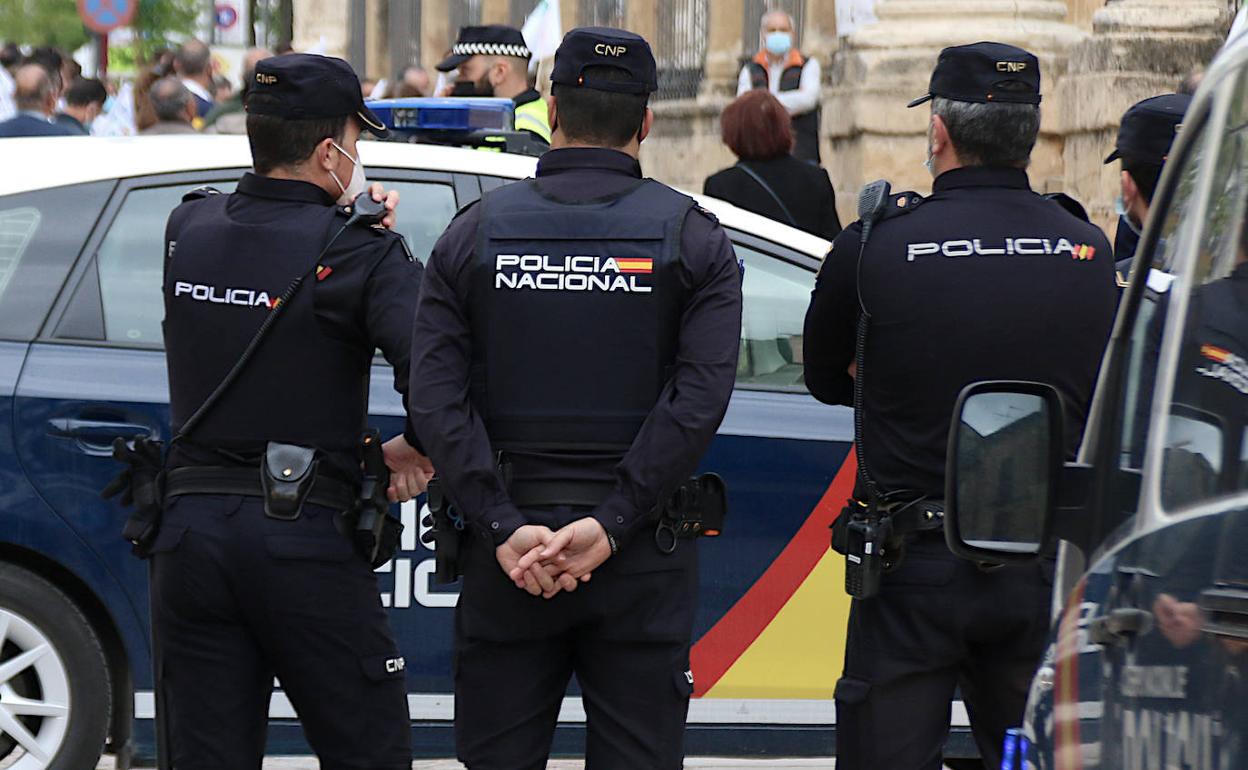 Un vecino de Úbeda fue agredido por tres encapuchados que intentaron entrar en su casa
