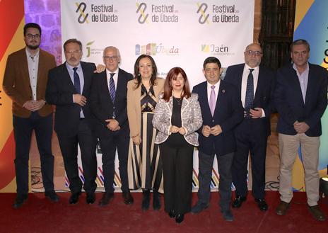 Imagen secundaria 1 - Varios momentos del acto de presentación.ROMÁN