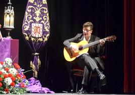 María Jesús López durante su pregón, que empezó a la guitarra.
