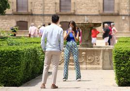Turistas en la plaza Vázquez de Molina.