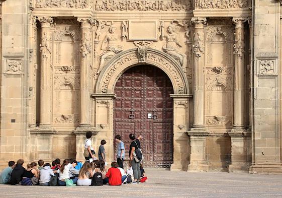 Turistas en la plaza Vázquez de Molina.