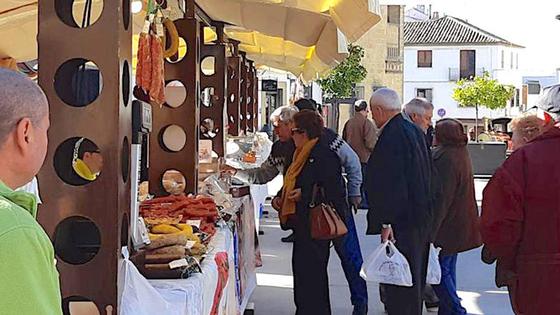 Cocina, música, animación y venta de productos en el mercado 'Degusta Jaén'