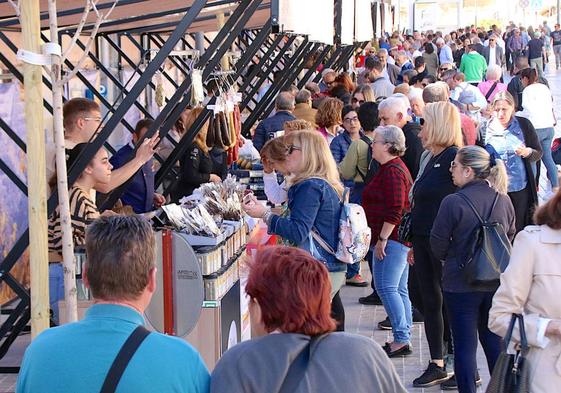 Cientos de personas pasaron por los puestos.