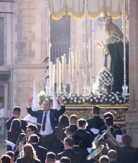 Imagen secundaria 2 - Multitudes en las calles al paso del Borriquillo