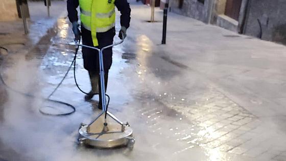 Limpieza de la cera que quedó en las calles tras las procesiones de Semana Santa