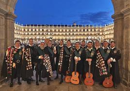 Miembros de la Tuna de la UNED en Salamanca.