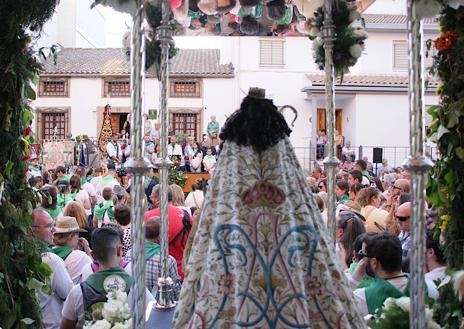 Imagen secundaria 1 - Varios momentos de la llegada de la patrona.