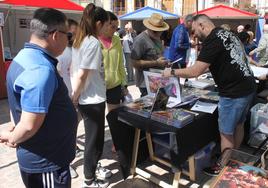 Aficionados al cómic adquiriendo productos