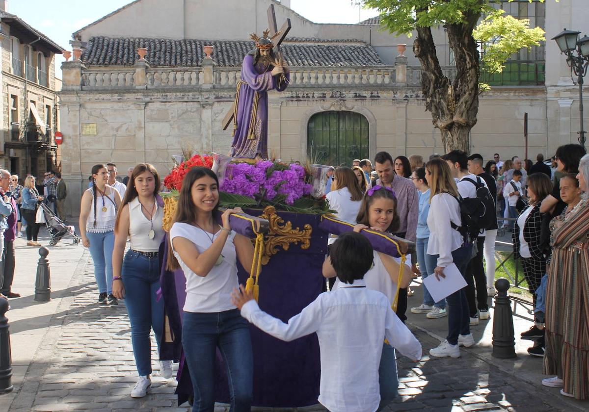 Jóvenes de 15 cofradías del municipio procesionan en la Semana Santa Chica