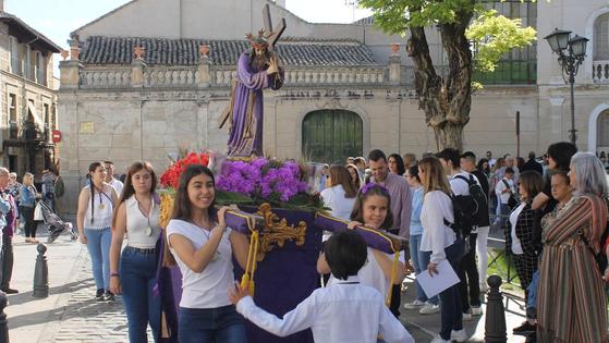 Jóvenes de 15 cofradías del municipio procesionan en la Semana Santa Chica