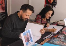 Sara con H y Sal Donaire firmando