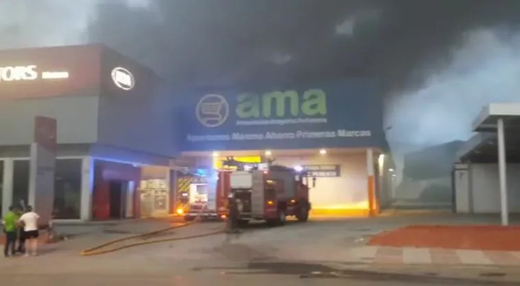 Calcinados 19 vehículos en el incendio de un concesionario en Úbeda