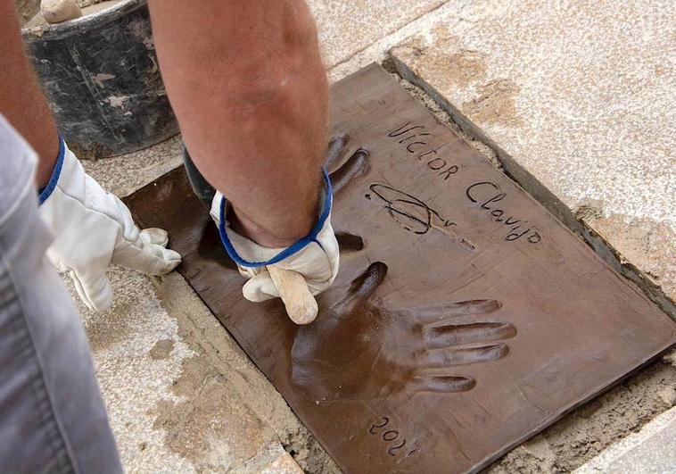 Nuevas huellas del mundo del cine en el 'Paseo de la Fama' de la calle Real