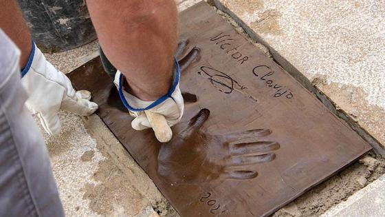 Nuevas huellas del mundo del cine en el 'Paseo de la Fama' de la calle Real