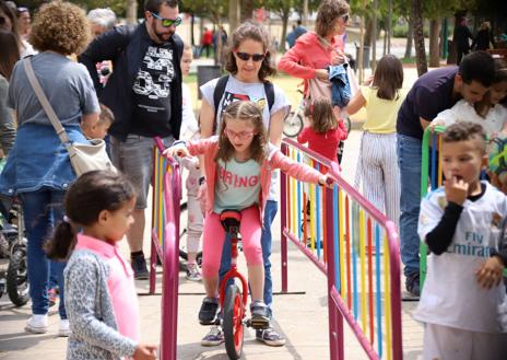 Imagen secundaria 1 - Humor y disciplinas circenses en el Festival 'Cucha de primavera'