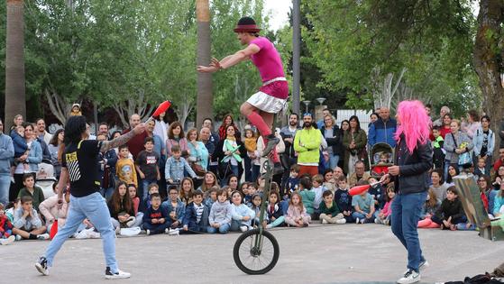 Humor y disciplinas circenses en el Festival 'Cucha de primavera'