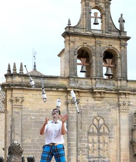 Imagen secundaria 2 - Humor y disciplinas circenses en el Festival 'Cucha de primavera'