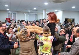 Toni Olivares levantada por sus compañeros.