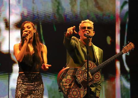 Imagen secundaria 1 - Varios momentos del concierto.