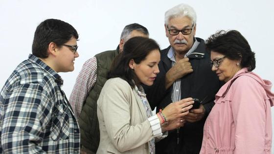 Mayores de 60 años aprenden a utilizar el móvil en un taller de alfabetización digital