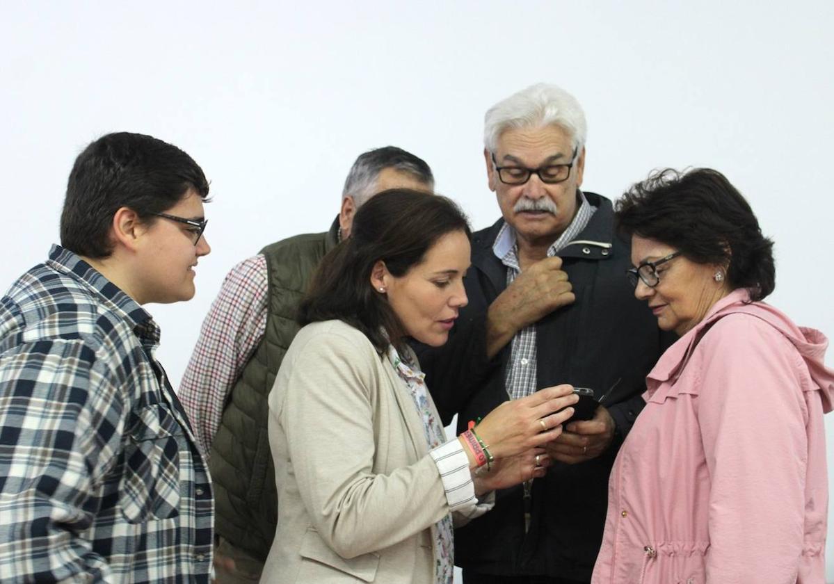 Mayores de 60 años aprenden a utilizar el móvil en un taller de alfabetización digital