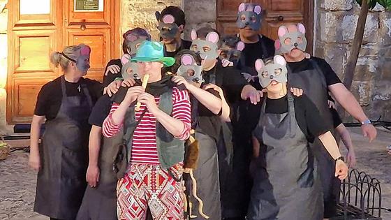 La Escuela Municipal de Teatro despidió el curso con 'Buscando al flautista de Hamelín'