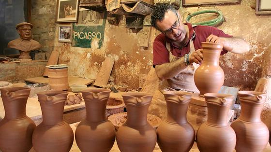 El alfarero Pablo 'Tito' recibe el Premio Andaluz a la Artesanía por su trayectoria