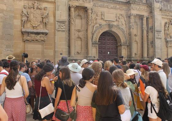 Los turistas en la plaza Vázquez de Molina