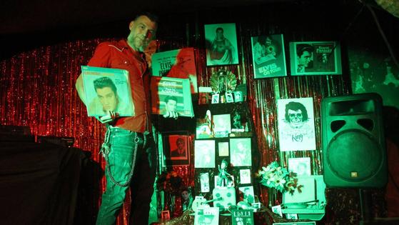 La Tetería homenajea al cantante Elvis Presley con un altar